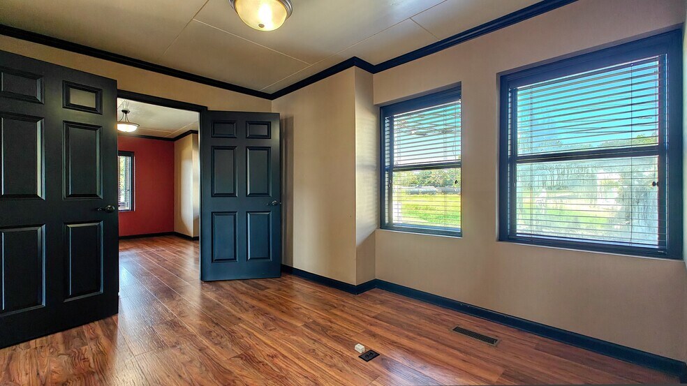 More Photos Of 512 Stonewall St N, McKenzie Office For Sale