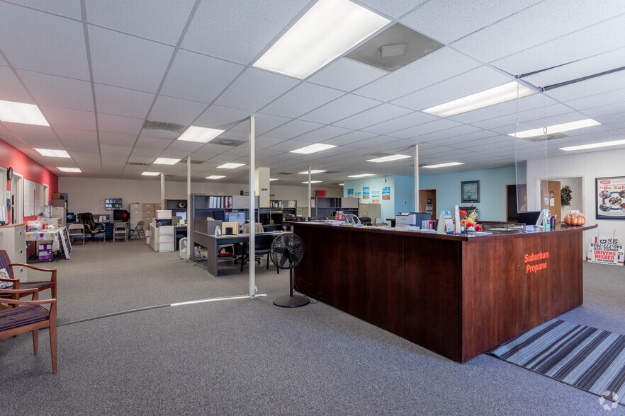More Photos Of 5306-5346 Peters Creek Rd, Roanoke Showroom For Sale