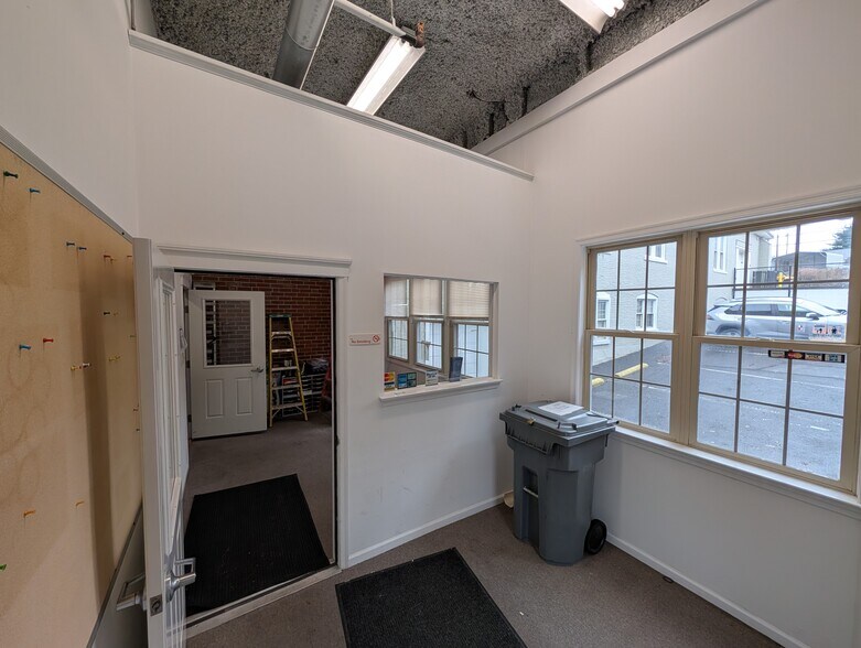 More Photos Of 113 E Chestnut St, Souderton Self Storage For Lease