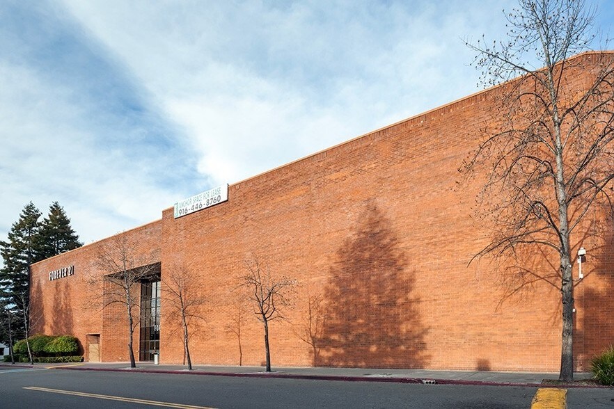 More Photos Of 600 Santa Rosa Plz, Santa Rosa Department Store For Lease