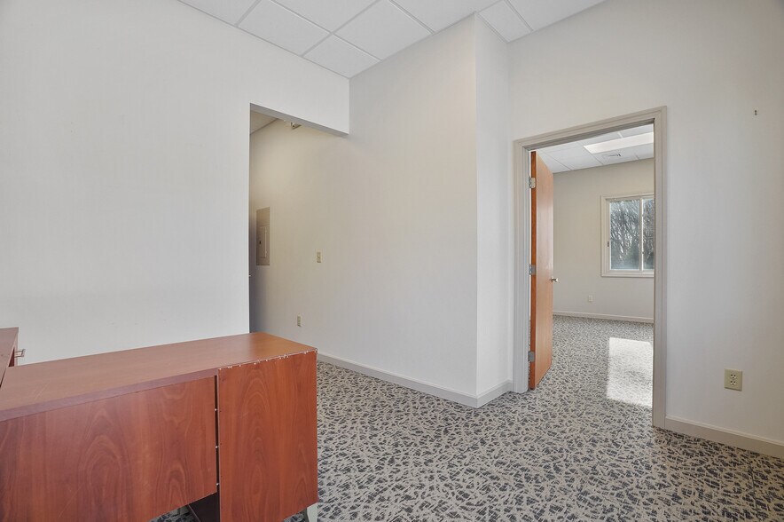 More Photos Of 908 E Waterloo Rd, Akron Medical For Lease