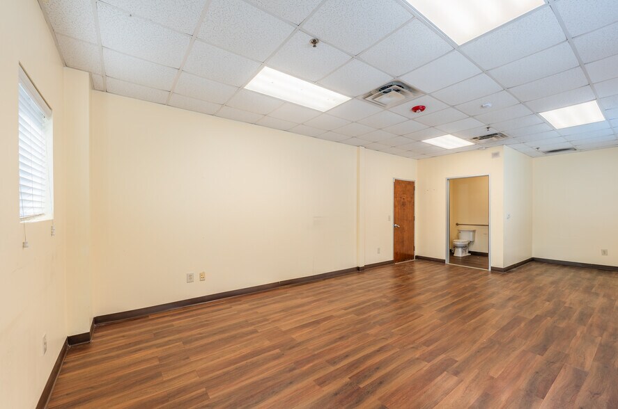 More Photos Of 5750 N Sam Houston Pky E, Houston Warehouse For Lease