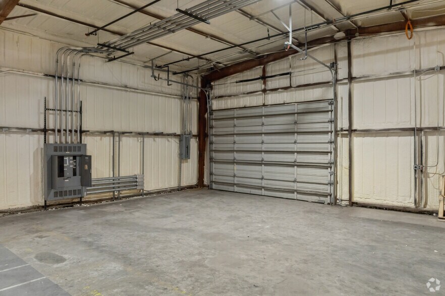 More Photos Of 1716 Shady Oaks Dr, Denton Warehouse For Lease