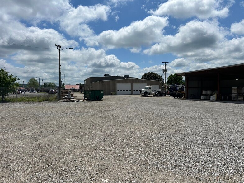 More Photos Of 555 29th St W, Charleston Service For Lease