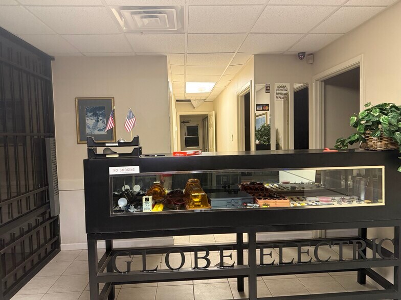 More Photos Of 10902 Roark Rd, Houston Warehouse For Lease