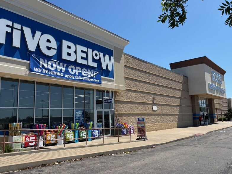 More Photos Of 6920-6930 W Kellogg Dr, Wichita Freestanding For Lease