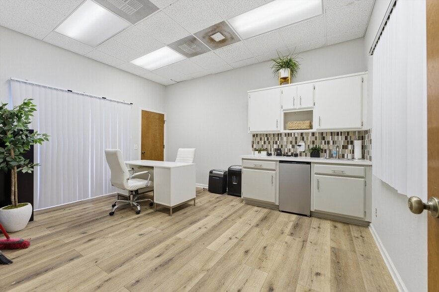 More Photos Of 44709 Date Ave, Lancaster Medical For Sale