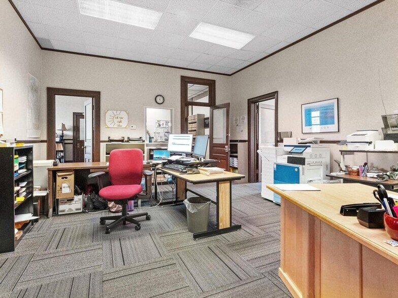 More Photos Of 921-931 8th St, Manitowoc Office For Sale