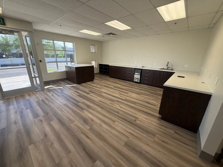 More Photos Of 7910 N Glen Harbor Blvd, Glendale Unknown For Lease