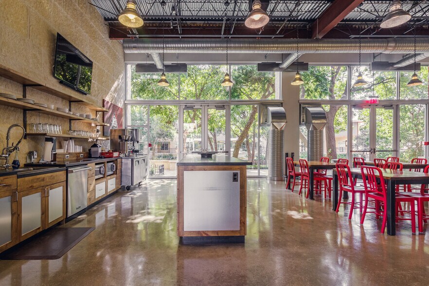 More Photos Of 102 9th St, San Antonio Office For Sale