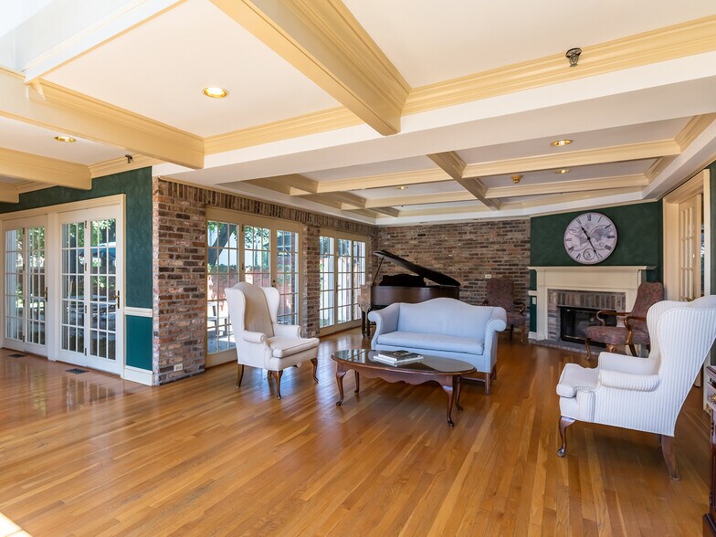 More Photos Of 301 W Roosevelt Rd, Wheaton Office For Lease