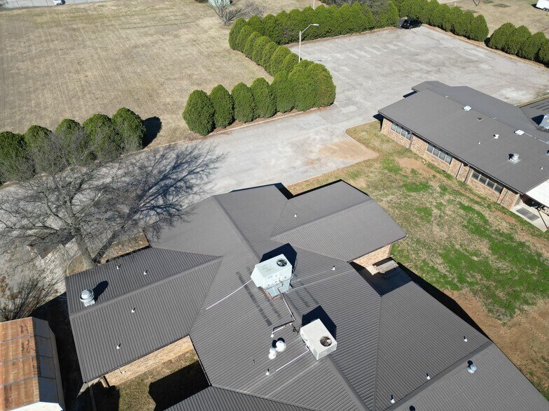 More Photos Of 817 Elks Blvd, Ardmore Office For Sale