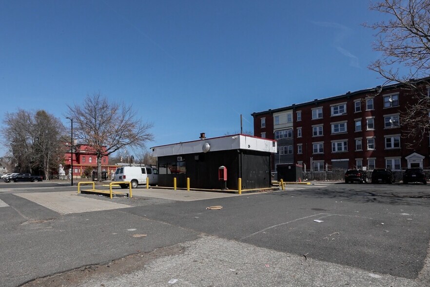 More Photos Of 671 State St, Springfield Convenience Store For Sale