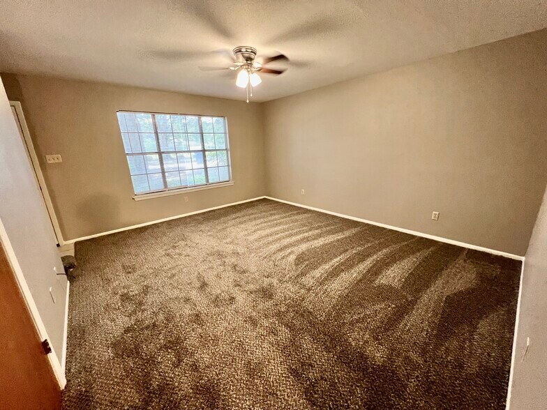 More Photos Of 1039 N Chenango St, Angleton Apartments For Sale
