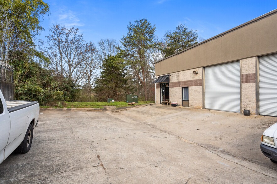 More Photos Of 1150 Alpha Dr, Alpharetta Distribution For Lease