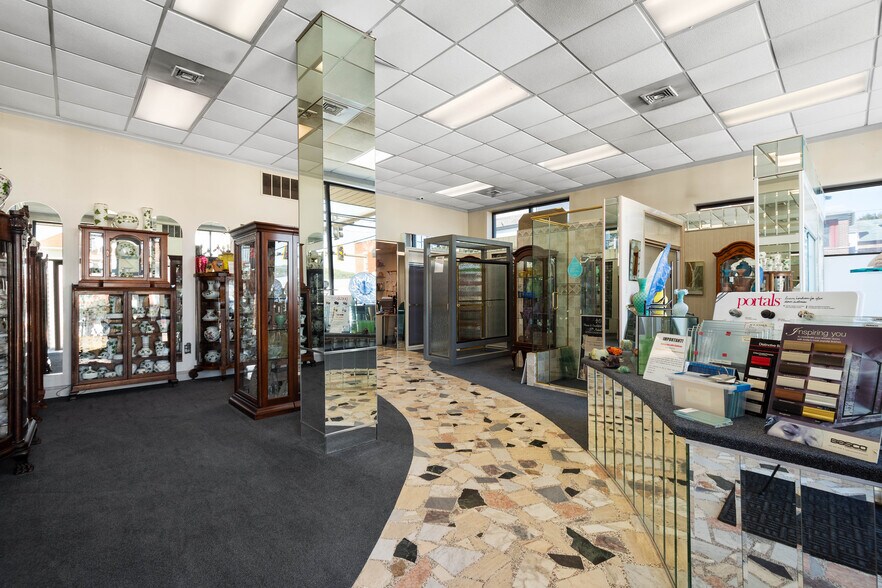 More Photos Of 700 5th Ave, Coraopolis Showroom For Sale