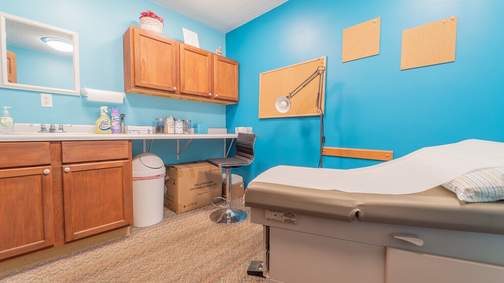 More Photos Of 705 N Main St, Kouts Office For Sale