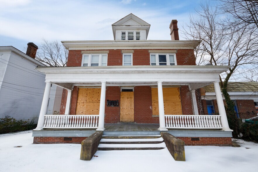 More Photos Of 716 W Washington St, Petersburg Multifamily For Sale