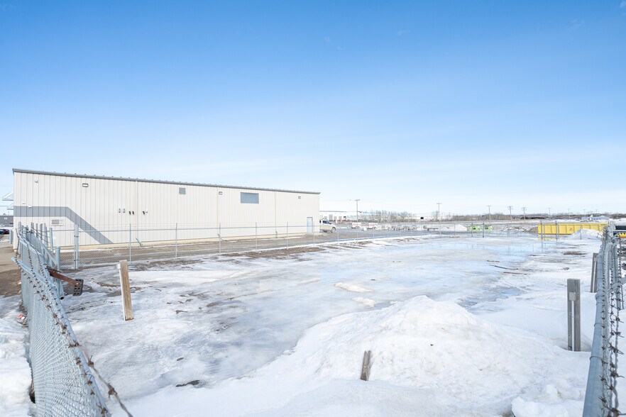 More Photos Of 4807 40 Av, Lloydminster Warehouse For Lease