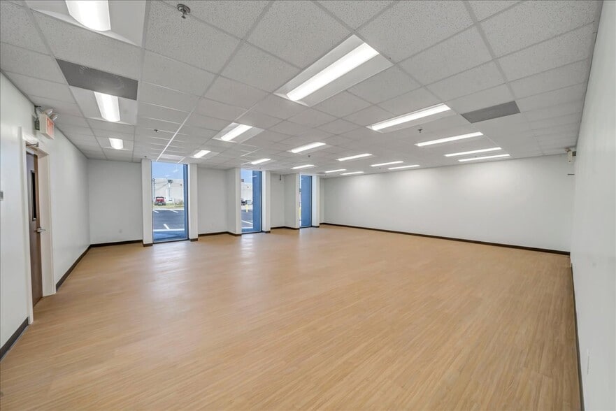 More Photos Of 206 Mathews St, Barnesville Distribution For Lease