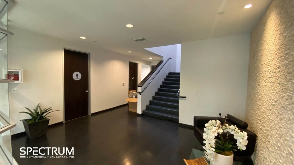 More Photos Of 19835-19839 Nordhoff St, Northridge Office For Lease