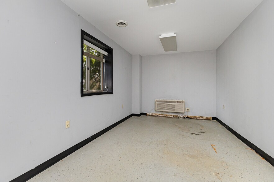 More Photos Of 100 Industrial Dr, Fredericksburg Showroom For Sale