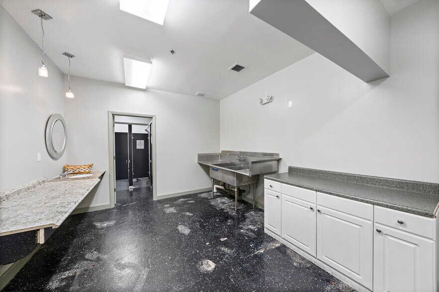 More Photos Of 2585 NW 21st Ter, Miami Warehouse For Lease