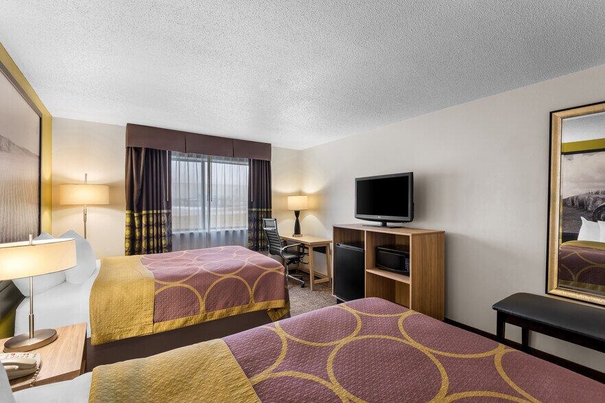 More Photos Of 210 10th St SE, Oelwein Hotel For Sale