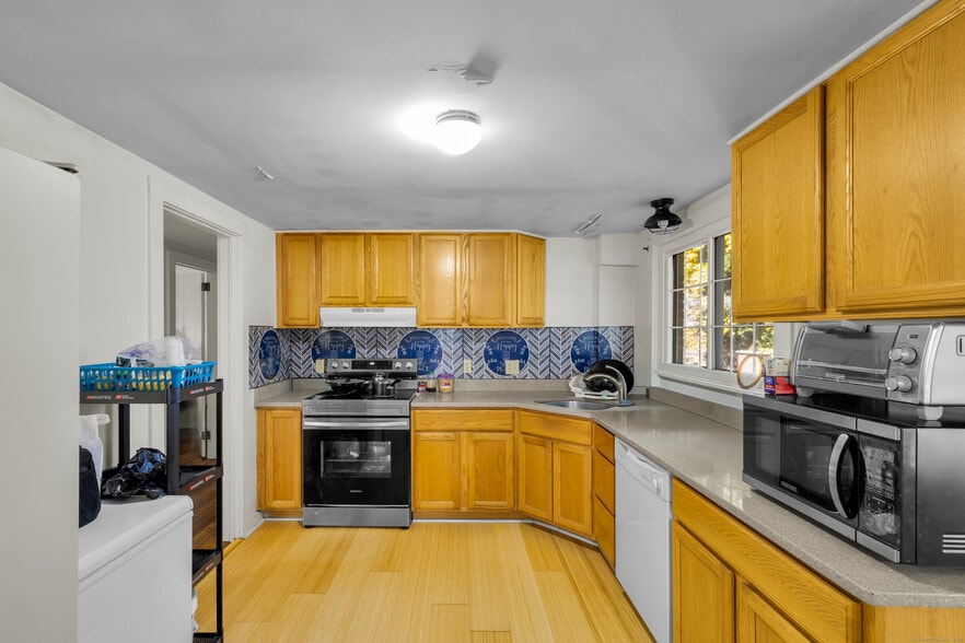 More Photos Of 93 Elm St, Old Saybrook Restaurant For Sale