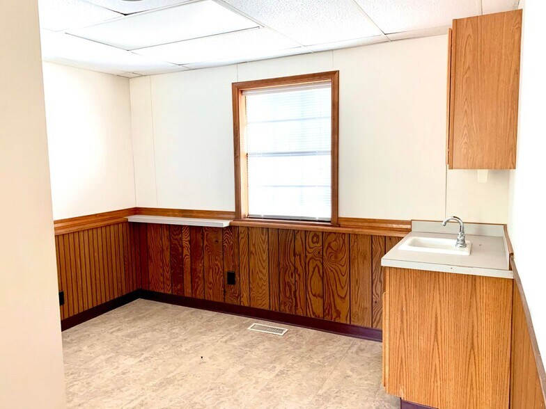 More Photos Of 10405 US Highway 59, Grove Medical For Lease