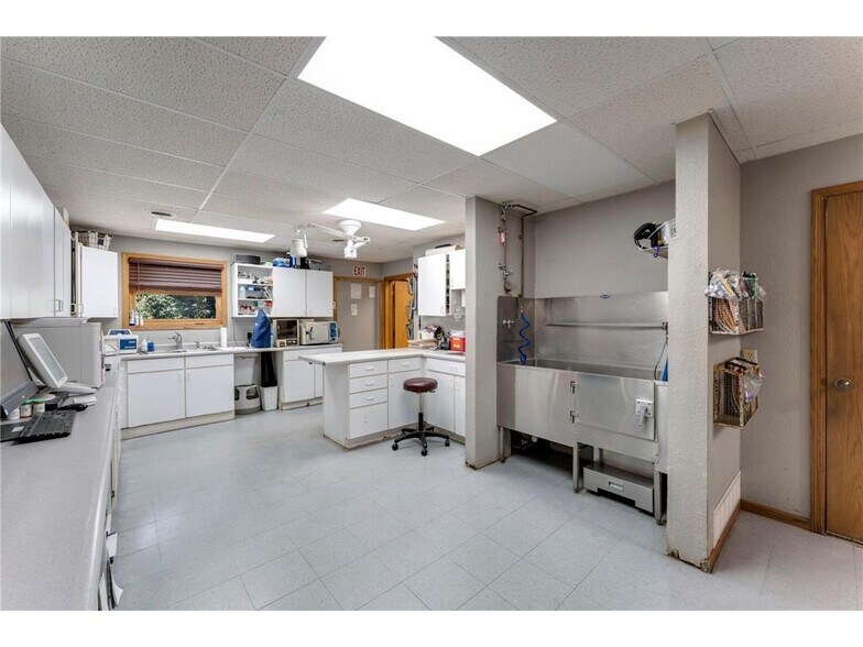 More Photos Of 821 Us-8, Saint Croix Falls Veterinarian Kennel For Sale