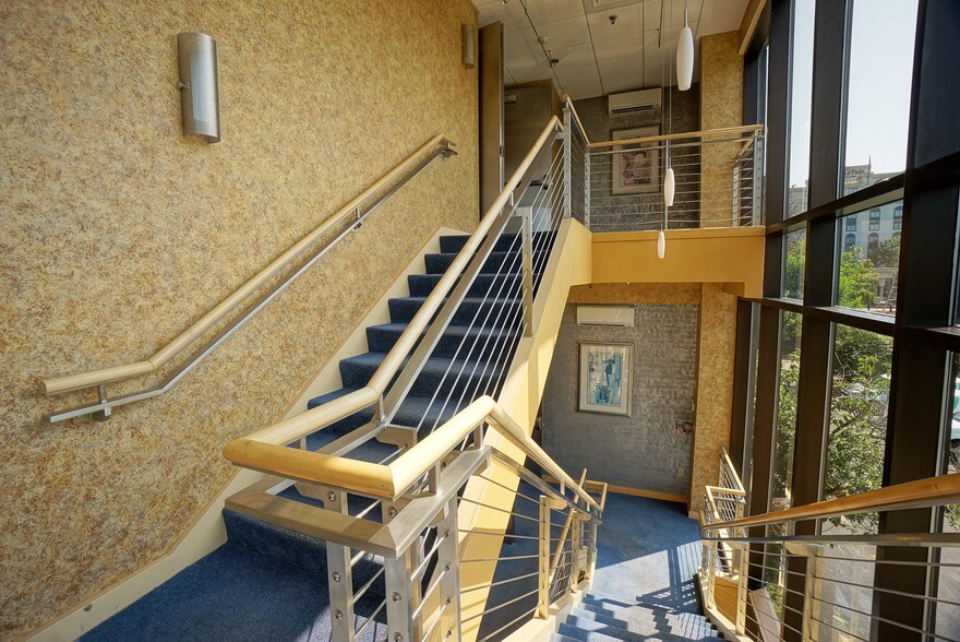 More Photos Of 6 Trafalgar Sq, Nashua Office For Lease