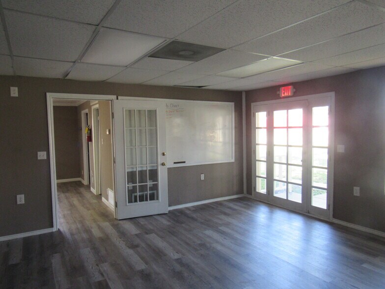 More Photos Of 1802 N Center St, Bonham Office For Sale