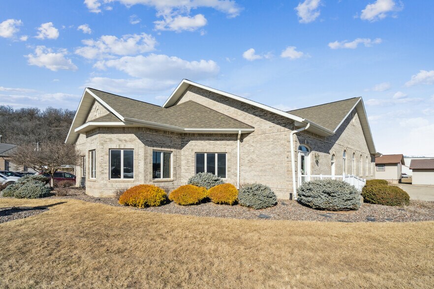 More Photos Of 702 Short St, Decorah Office For Sale