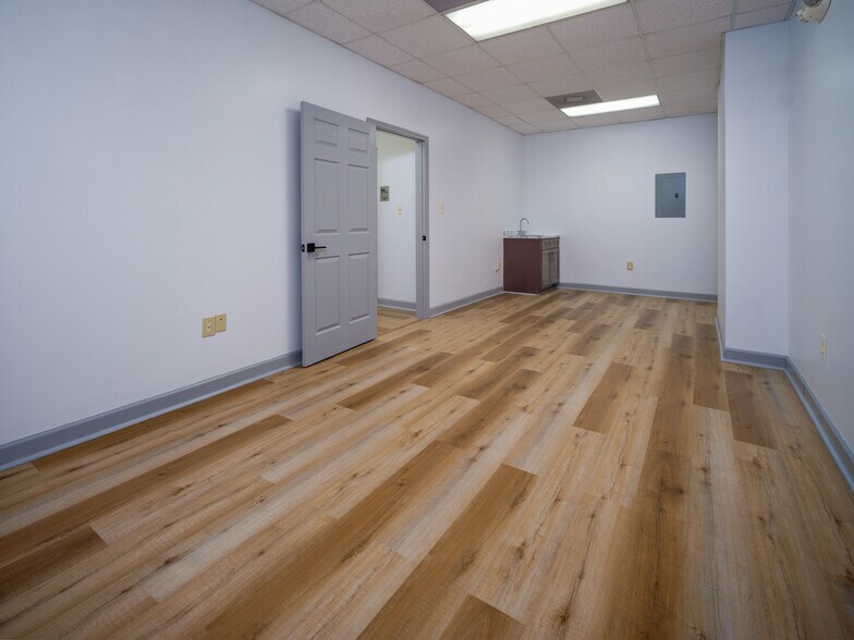 More Photos Of 621-625 Huntsman Ct, Gastonia Medical For Lease