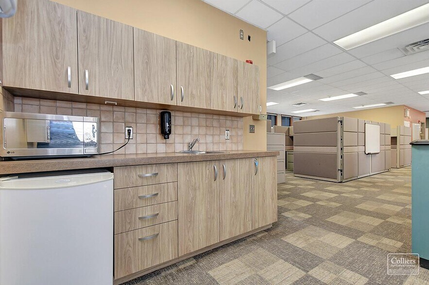 More Photos Of 1970 Merivale Rd, Ottawa Flex For Lease