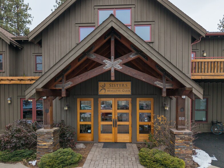 More Photos Of 1001 E Desperado Trl, Sisters Health Club For Sale