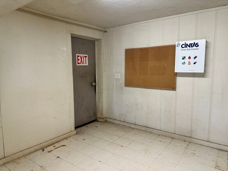 More Photos Of 2222 S Interstate 35, Pearsall Warehouse For Sale