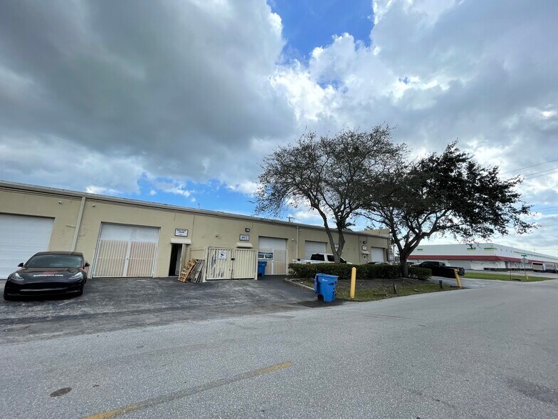 More Photos Of 590 SW 9th Ter, Pompano Beach Showroom For Lease