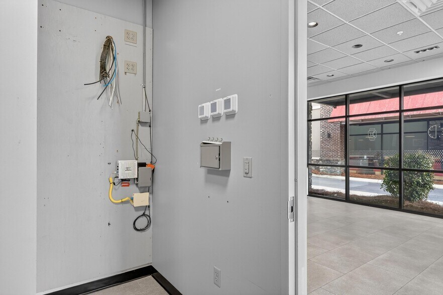 More Photos Of 682-688 Paul Huff Pky, Cleveland Freestanding For Lease