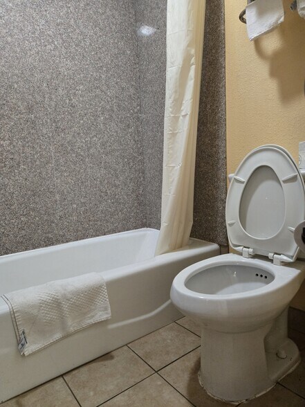 More Photos Of 2122 S Ok-74 Hwy, Purcell Hotel For Sale