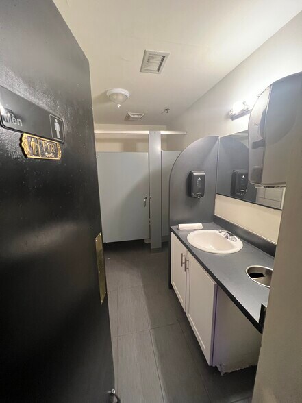 More Photos Of 1000 Broadway Blvd, Kansas City Loft Creative Space For Lease