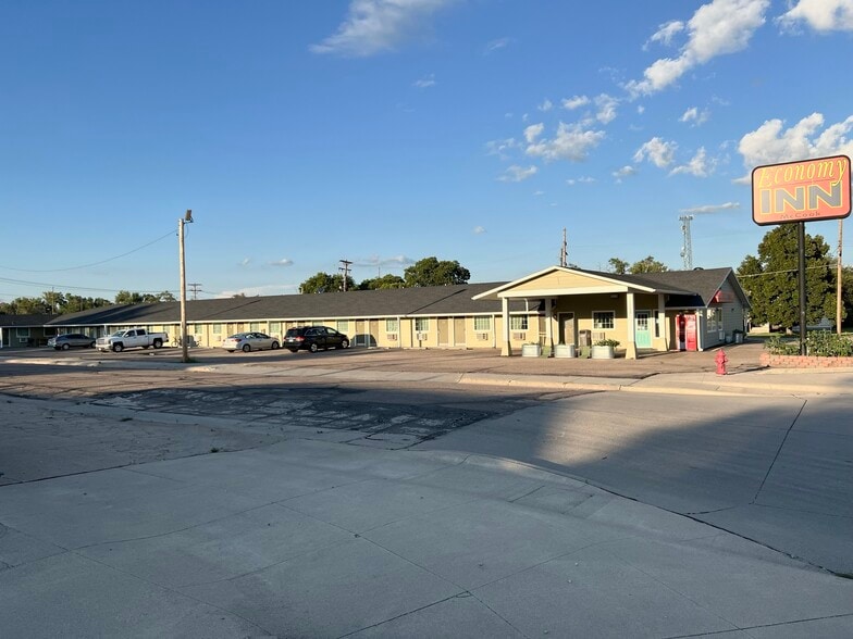 Primary Photo Of 1103 E B St, McCook Hotel For Sale