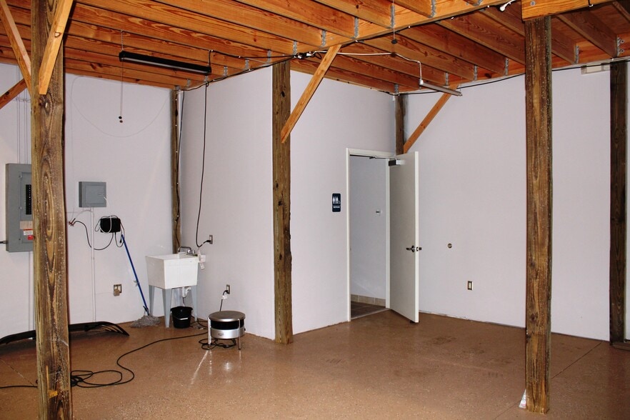 More Photos Of 12960 Commerce Lakes Dr, Fort Myers Warehouse For Sale