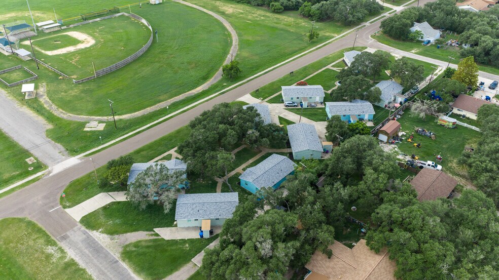 More Photos Of 1300 N Live Oak St, Rockport Multifamily For Sale