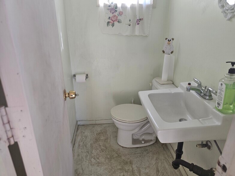 More Photos Of 6836 Palm Ave, Highland Office For Sale