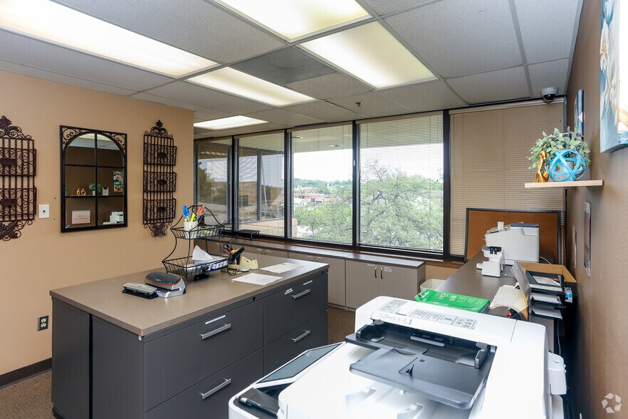 More Photos Of 3301 Golden Rd, Tyler Office For Sale