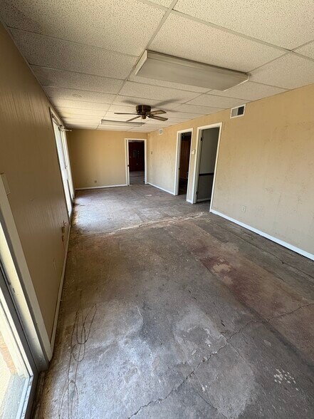 More Photos Of 618 W Broad St, Mineola Storefront Retail Office For Sale