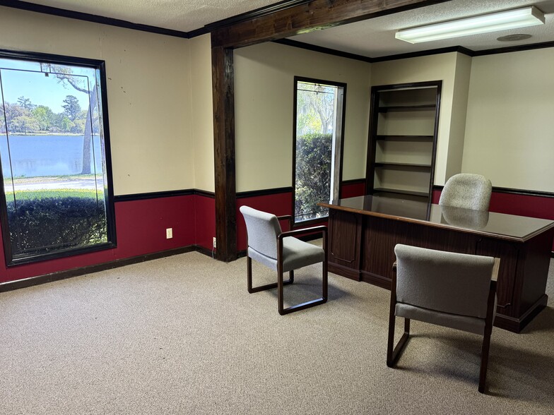 More Photos Of 151 SE Lakeshore Dr, Madison Medical For Sale