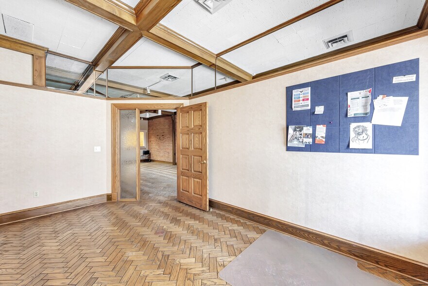 More Photos Of 215 N Washington St, Green Bay Loft Creative Space For Sale